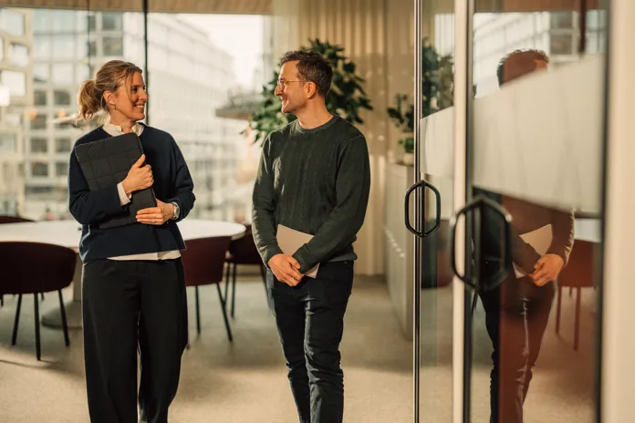 Två kollegor står och pratar med varandra